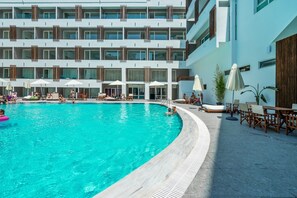 Outdoor pool, pool umbrellas, pool loungers - Castellum Suites (Rhodes)