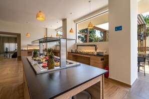 Frukostbuffé varje dag (EUR 8 per person)