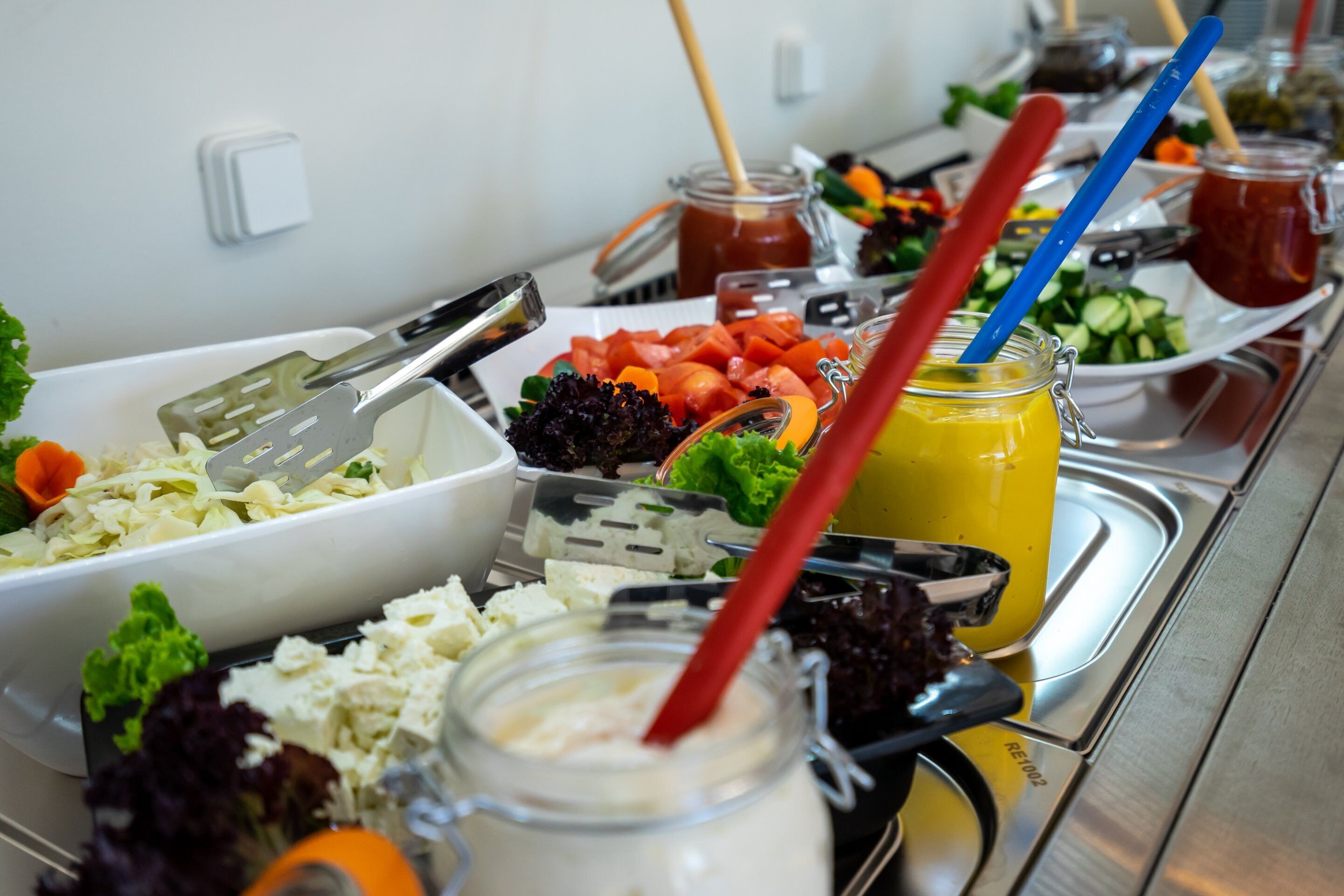 Ein Buffet mit verschiedenen Speisen und Beilagen.