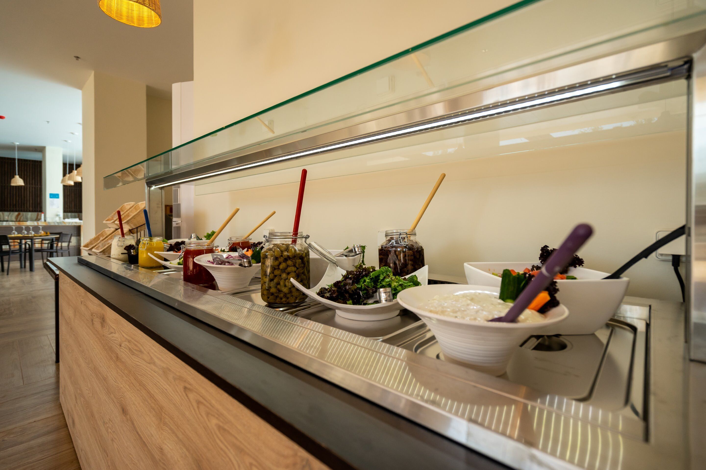 Un buffet proposant une variété de plats et d’ustensiles.