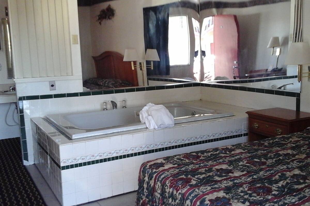 Room, 1 Queen Bed, Jetted Tub | Jetted tub