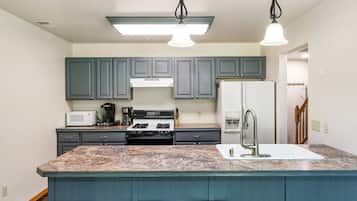 1 bedroom, memory-foam beds, desk, laptop workspace