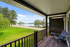 Memory-foam beds, desk, laptop workspace, iron/ironing board - South Arm Retreats (East Jordan)