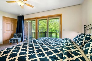 Familie huis, 4 slaapkamers | Bedden met traagschuimmatrassen, een bureau, een laptopwerkplek