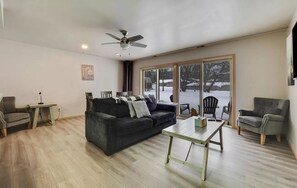 Exclusieve resortwoning | Bedden met traagschuimmatrassen, een bureau, een laptopwerkplek