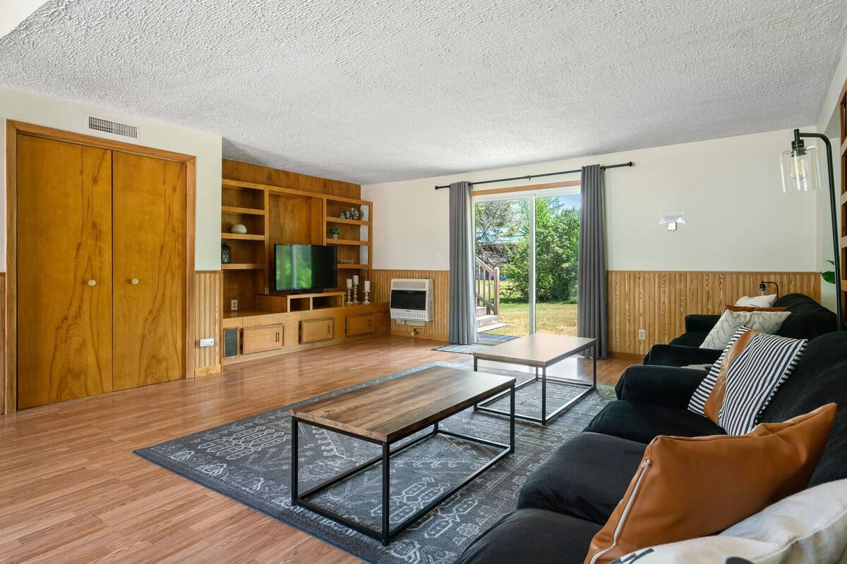 Exclusief huis, 2 slaapkamers | 1 slaapkamer, bedden met traagschuimmatras, een bureau