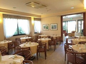 Se sirven almuerzos, cenas y cocina italiana 