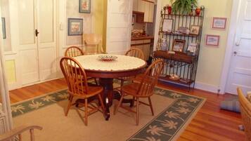 Studio | Khu vực ăn uống tại phòng