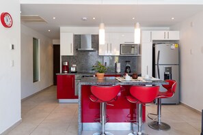 Condo Prestige, 2 chambres, balcon, vue sur la ville | Cuisine privée | Réfrigérateur grande capacité avec cong élateur, four à micro-ondes