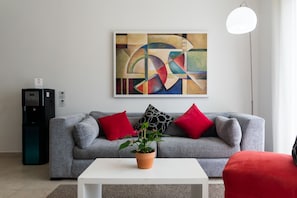 Appartement Premier, 2 chambres, balcon, vue sur la ville | Aire de séjour | Téléviseur à écran plat