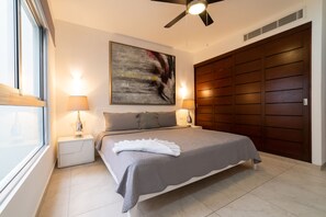 Premium-Apartment, 2 Schlafzimmer, Balkon, Stadtblick | Zimmersafe, individuell dekoriert, individuell eingerichtet