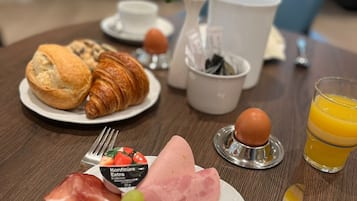 Daily to-go breakfast (EUR 9.90 per person)