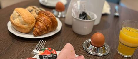 Tägliches Frühstück zum Mitnehmen (9.90 EUR pro Person)