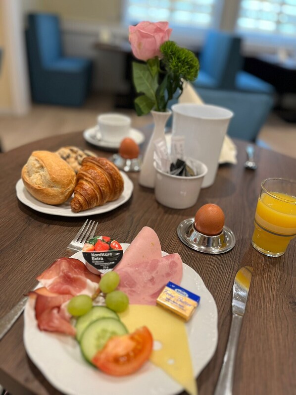 Daily to-go breakfast (EUR 9.90 per person)