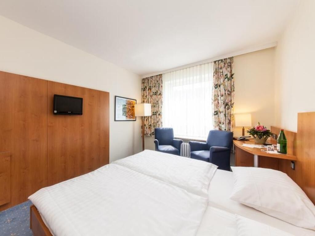 Hypo-allergenic bedding, in-room safe, desk, soundproofing