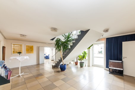 Lobby. Hotel Drei Kronen Elmshorn
