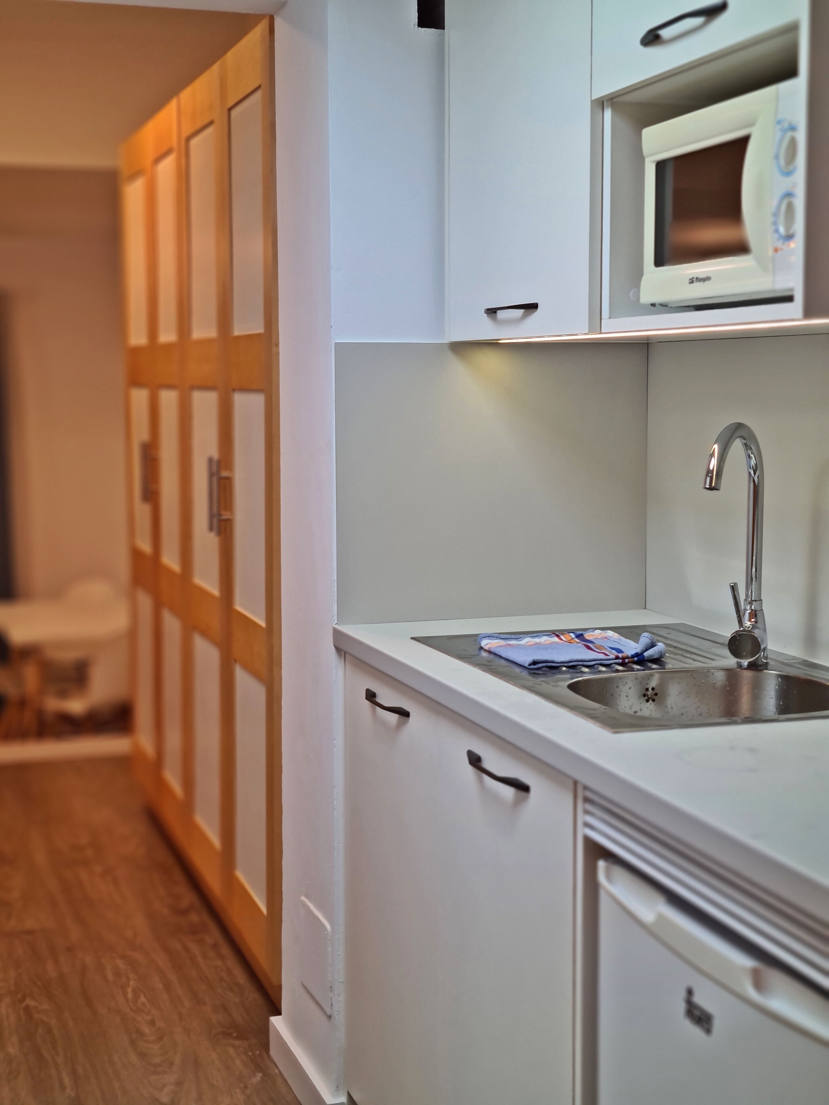 fridge, coffee/tea maker