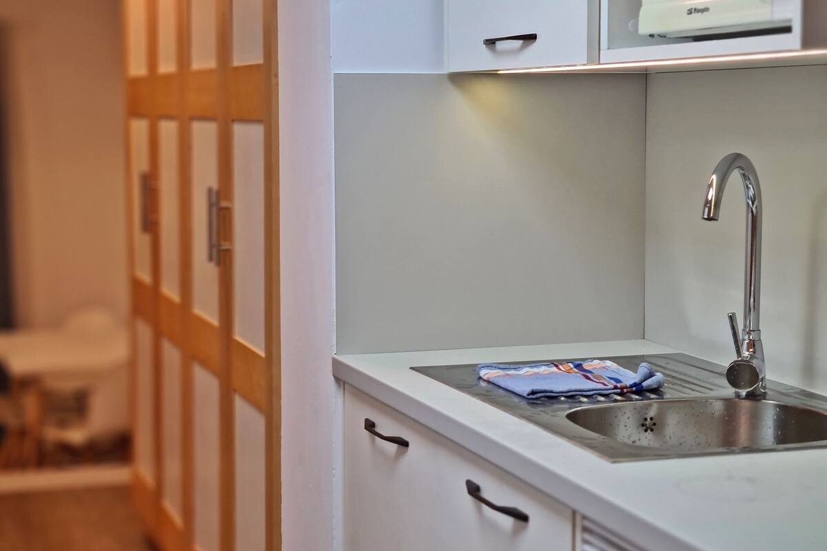 fridge, coffee/tea maker