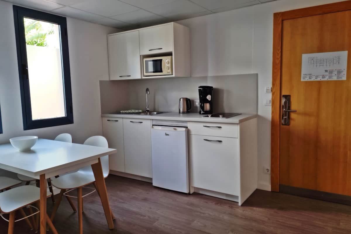 fridge, coffee/tea maker