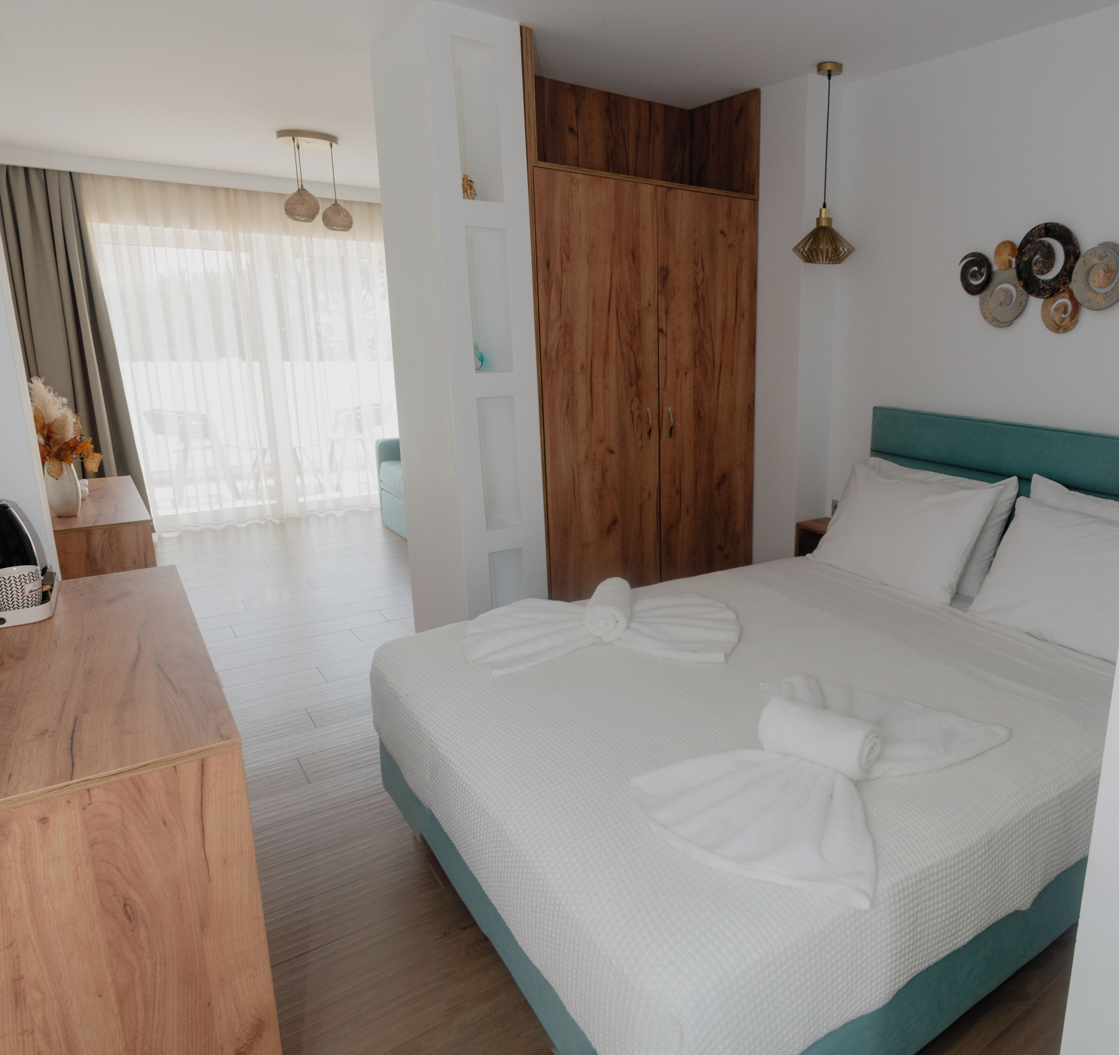 Blackout drapes, soundproofing, free cribs/infant beds, free WiFi