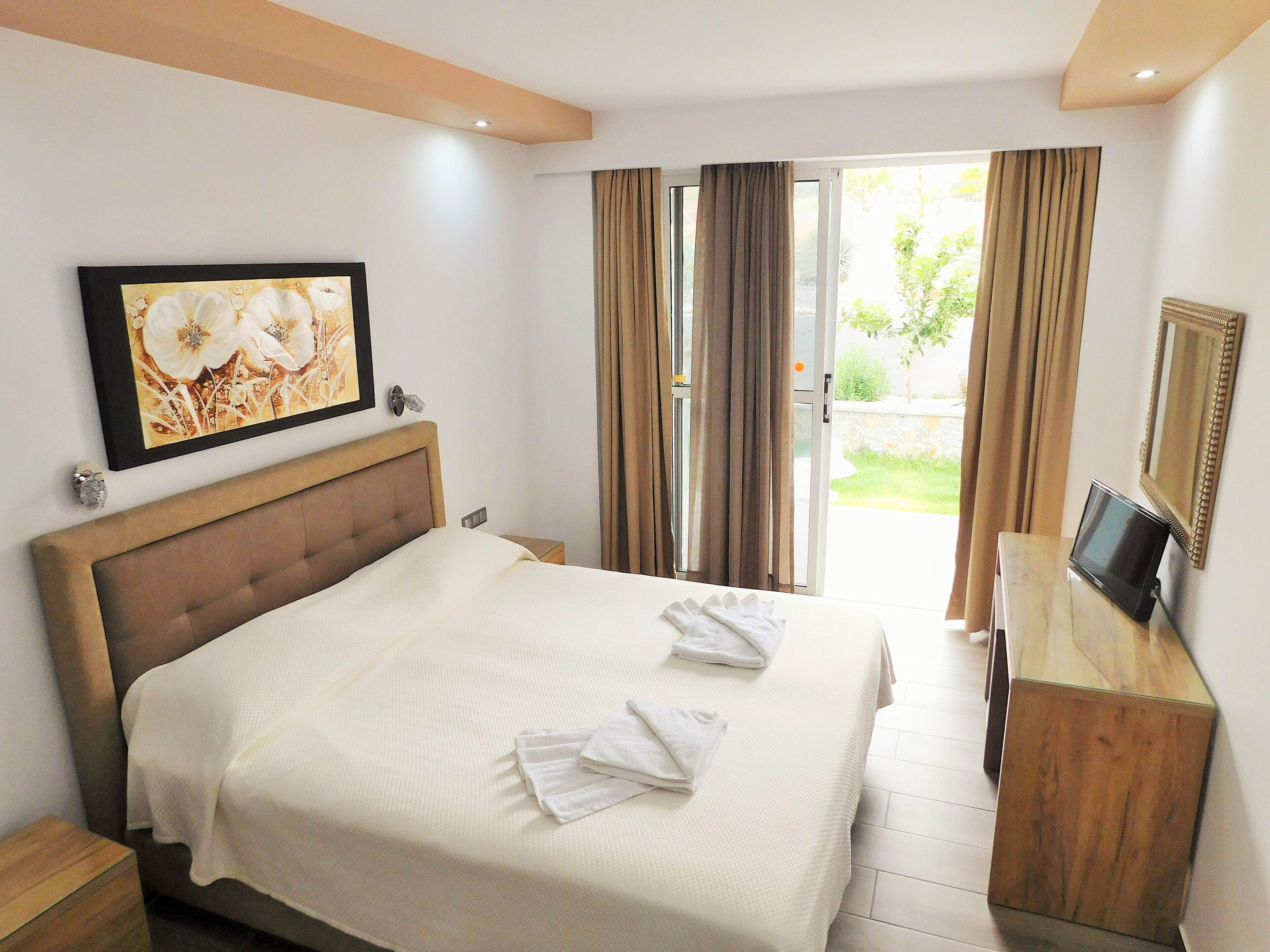Blackout drapes, soundproofing, cribs (free), WiFi (free)