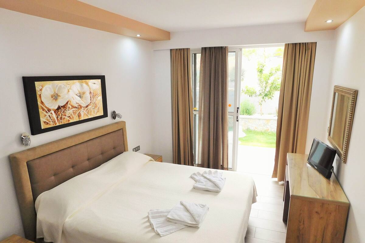 Blackout drapes, soundproofing, cribs (free), WiFi (free)