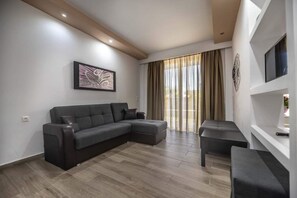 Blackout drapes, soundproofing, free cribs/infant beds, free WiFi - Sunshine Hotel Lardos (Rhodes)