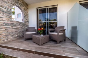 Blackout curtains, soundproofing, free cots/infant beds, free WiFi - Sunshine Hotel Lardos (Rhodes)
