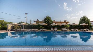 Außenpool (je nach Saison geöffnet), Sonnenschirme, Liegestühle