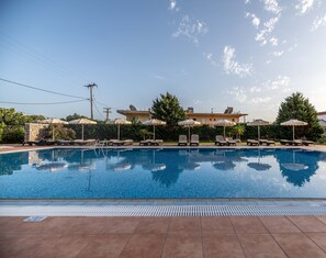 Piscina externa sazonal, guarda-sóis, espreguiçadeiras