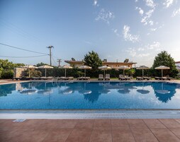 季节性开放的室外游泳池，池畔遮阳伞，日光浴躺椅