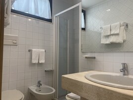 Camera Classic con letto matrimoniale o 2 letti singoli | Bagno | Doccia, set di cortesia gratuito, asciugacapelli, bidet
