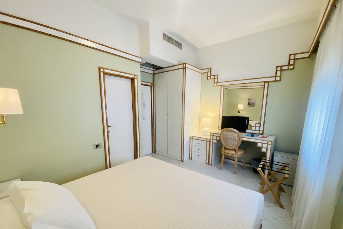 Chambre Classique Double ou avec lits jumeaux | Minibar, coffres-forts dans les chambres, bureau