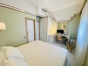 Classic-Doppel- oder -Zweibettzimmer | Minibar, Zimmersafe, Schreibtisch, laptopgeeigneter Arbeitsplatz