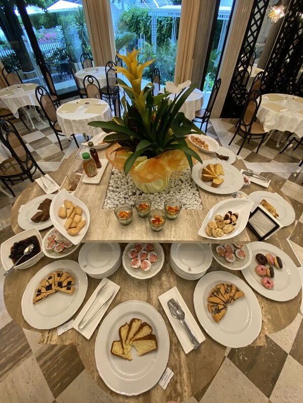 Tägliches Frßhstßcksbuffet (10 EUR pro Person)