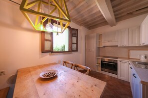 Standard Apartment, 1 Bedroom, Pool Access, Garden View | Dining room