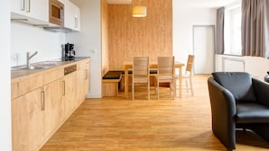 Departamento superior, 2 habitaciones | Cocina privada | Cafetera y tetera, refrigerador con congelador y microondas