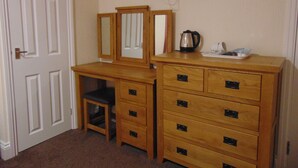 Twin Room | Desk, bed sheets - Hotel Santa Maria (Blackpool)