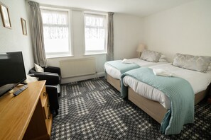 Chambre avec lits jumeaux, vue mer | Bureau, draps fournis
