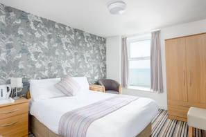 Habitación doble, vistas al mar | Escritorio y ropa de cama