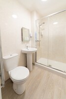 Een douche, een haardroger, handdoeken