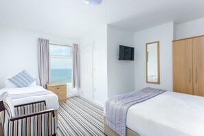 Dreibettzimmer, Meerblick | Schreibtisch, Bettwäsche