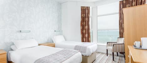 Quarto duplo, vista para o mar | Escrivaninha, roupa de cama