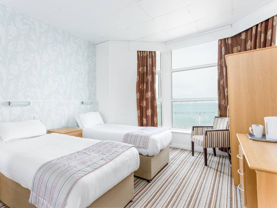 Quarto duplo, vista para o mar | Escrivaninha, roupa de cama