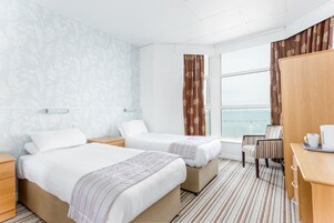 Twin Room, Sea View | Desk, travel crib, bed sheets