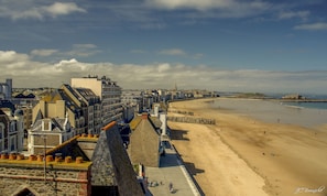 On the beach - Hôtel Ambassadeurs (Saint-Malo)