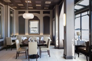 Der serveres frokost, aftensmad og franske retter med havudsigt 