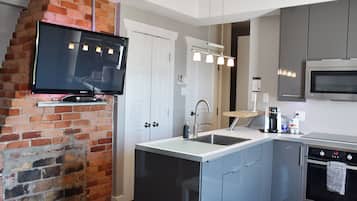Deluxe Studio Suite, 1 Queen Bed, Balcony | Private kitchen | Fridge, microwave, stovetop, coffee/tea maker