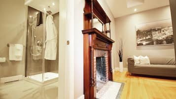 Deluxe Suite, 1 Queen Bed, Patio | Living area