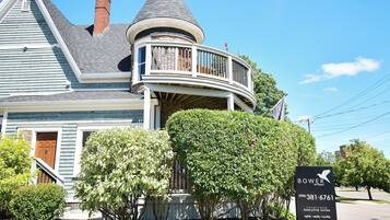 Vista frontal de la propiedad